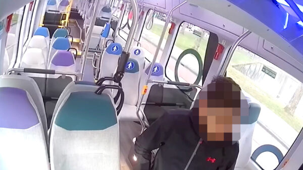 Opsporing verzocht: jongen heeft geen geld voor busrit in Zwolle en mept chauffeur in elkaar