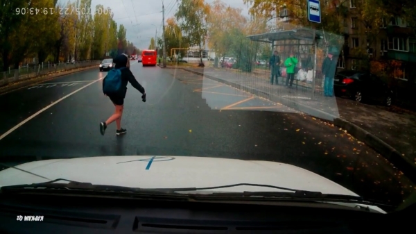 Meisje met koptelefoon wordt ondersteboven gereden als ze de bus probeert te halen