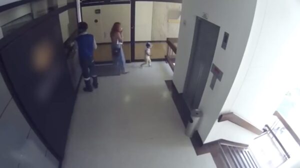 Bizar snelle reflex van een moeder in Colombia redt het leven van haar zoon