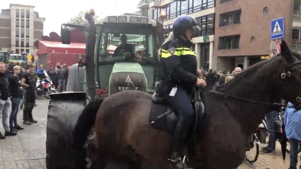 Ongeduldige boer tikt politiepaard aan met tractor tijdens boerenprotest, is inmiddels aangehouden