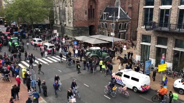 Ongeduldige boer tikt politiepaard aan met tractor tijdens boerenprotest, is inmiddels aangehouden