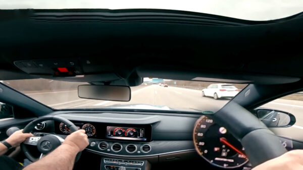 Zo ziet het eruit als je met 330 km/u door een Mercedes AMG E63 wordt ingehaald
