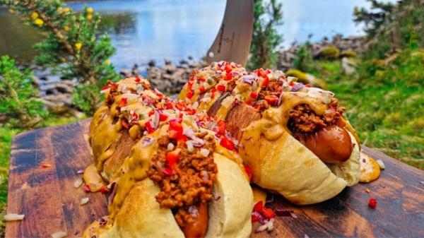 Kokkerellen in natuur: vandaag staan er sappige hotdogs op het menu
