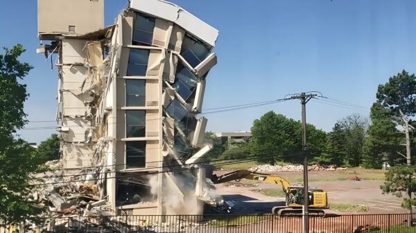 Gebouw slopen met graafmachine gaat helemaal zoals gepland hoor...