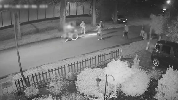 Opsporing verzocht: groepje jongeren slaat zonder reden keihard in op voorbijfietsende tieners