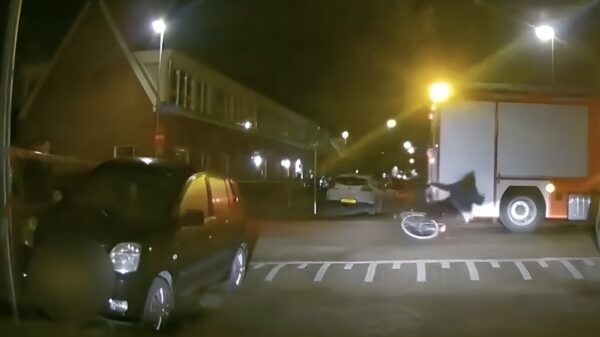 Fietser ziet afzetting in Kanaleneiland over het hoofd en rijdt tegen brandweerauto