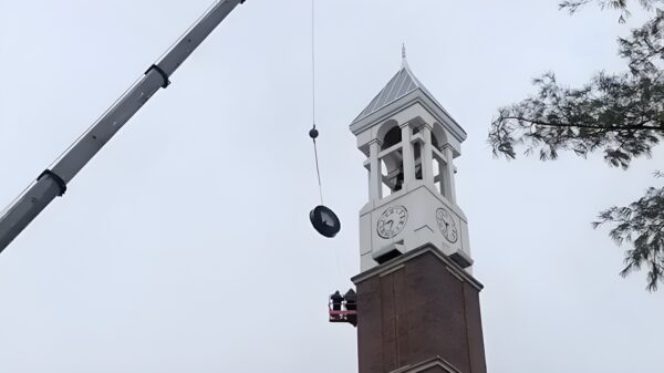 Het installeren van de nieuwe kerkklok blijkt bijzonder tricky te zijn