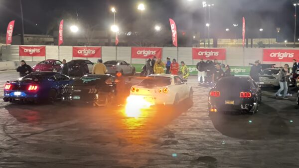 Nissan Skyline GT-R vliegt in de fik als hij zijn uitlaat laat pruttelen