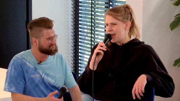 Arno is onder de indruk van Jolanda's zangkunsten: let it go0oo0o0!