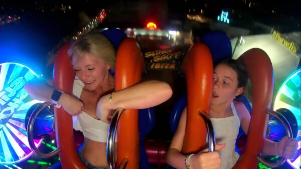 Moeder en dochter vermaken zich prima tijdens ritje in slingshot