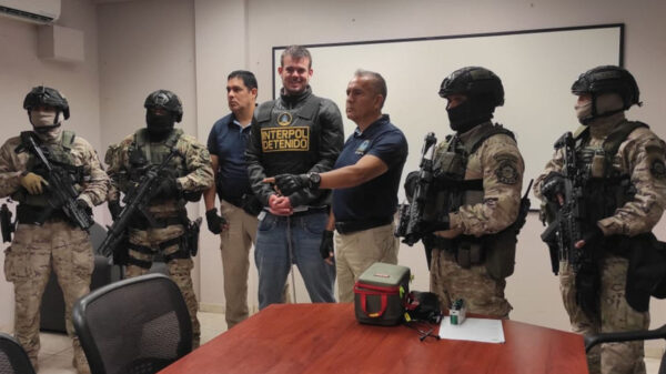 Video: het moment dat Joran van der Sloot vanuit Peru naar Amerika wordt overgebracht