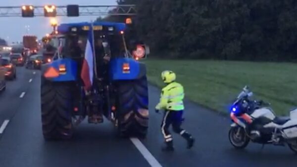 Kijk, zo kan het dus ook: ome agent wordt op een lekker ontbijtje getrakteerd!