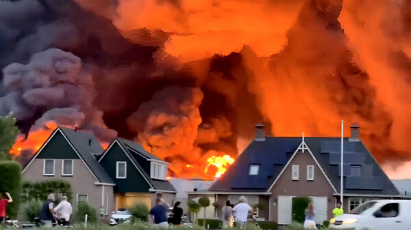 Enorme vlammenzee in Ter Aar: brandweer spreekt van 'brand van ongekende grootte'