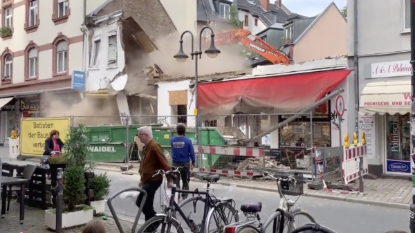 Duitsers gaan iets te enthousiast te werk bij het slopen van een huis