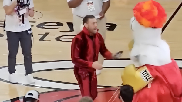 Conor McGregor beukt de Miami Heat-mascotte 'Burnie' het ziekenhuis in