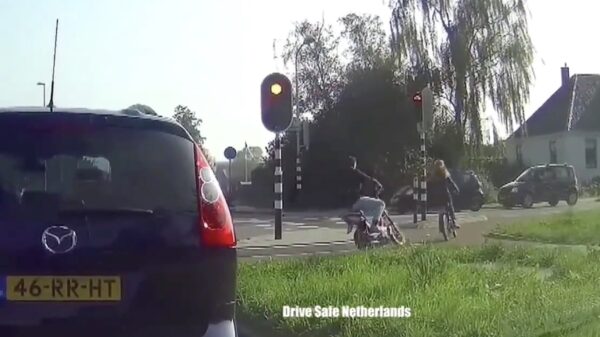 Rikkert probeert indruk te maken op zijn Gilera maar besluit het asfalt te kussen