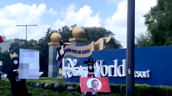 Gouverneur DeSantis en Disney liggen overhoop, aanhangers demonstreren met nazivlaggen
