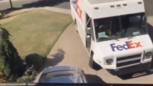 FedEx-bezorger heeft naast je pakketje ook wat extra gratis deuken afgeleverd