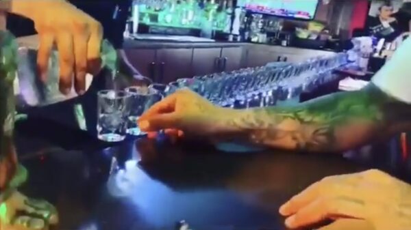 "Wedden voor $1.000 dat je niet 50 shotjes tequila kunt wegtikken!"