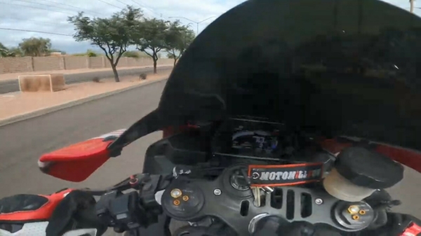 Broekpoepmoment nadat deze motorrijder een wheelie probeert te maken