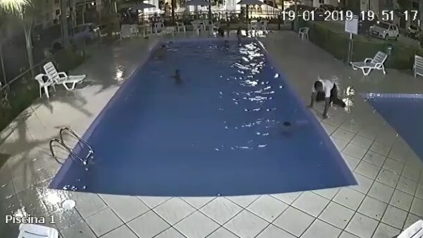 3-jarige koter van verdrinking gered door oplettende portier