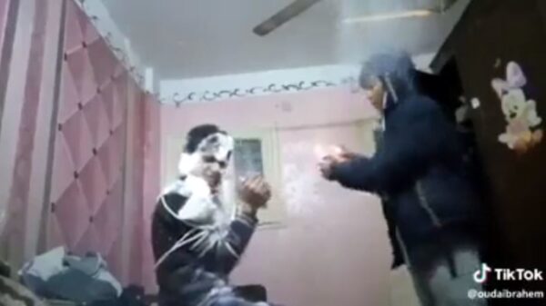 Idioot zet zijn vriend in de fik tijdens grapje met schuim