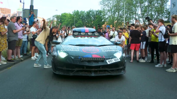 Gruwelijk vette supercars knalden door Amsterdam tijdens de Gumball 3000