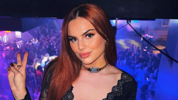 Ideaal bij dit warme weer: Famke Louise heeft zo te zien airco in de lift