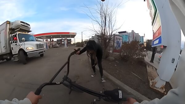 Mexicaan wil zijn fiets verkopen totdat hij erachterkomt dat ze hem willen overvallen