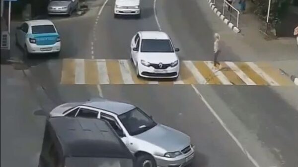 Automobilist extreem in de war door overstekende blondine