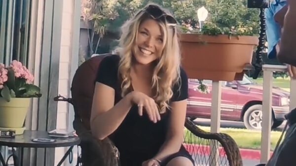 Youtuber neemt vriendin mee naar zijn familie terwijl ze een vibrerend slipje draagt