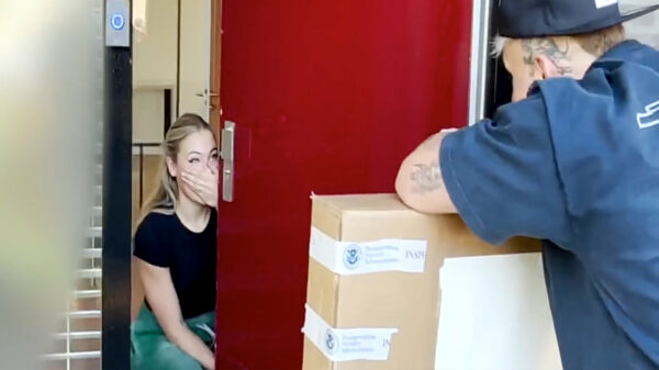 Jutta Leerdam valt bijna flauw dankzij 'bezorger' met een speciaal pakketje