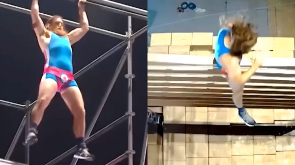 Man bewijst dat hij de hardste testikels ter wereld heeft