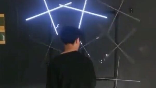 Aziatische knaap schudt een keurig schoolprojectje uit zijn mouw