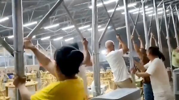 Dak van schuilplaats vliegt weg tijdens hevige windstorm in het Chinese Hubei