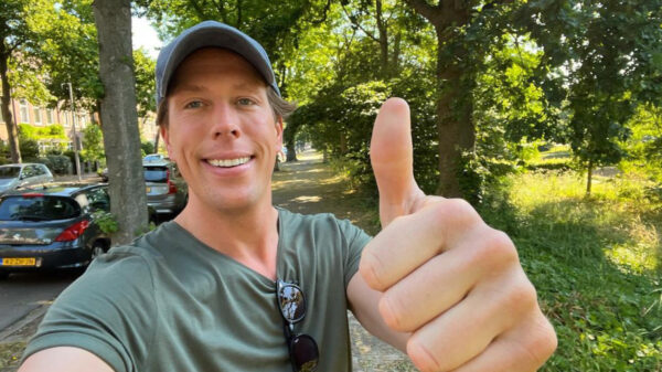 Freek Vonk staat op het punt om te 'bevallen' van zijn larve Kwak