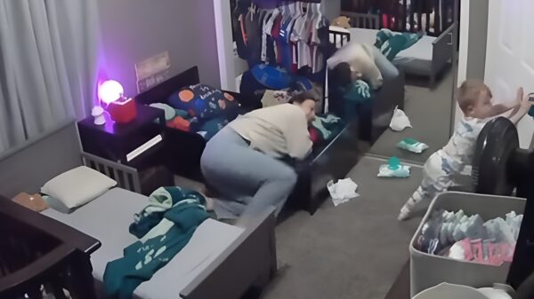 Je voor je moeder verstoppen blijkt nog niet zo makkelijk te zijn