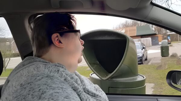 Limburgse vrouw snapt de nieuwe bestelpalen van de McDonald's niet