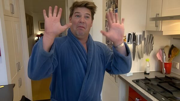 Martijn Krabbé vaart door nadat 'ie Amsterdamse brug sloopt met zijn sloep