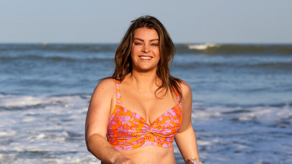 Miljuschka bewijst dat haar nieuwe bikinisetje écht tegen het zoute zeewater kan