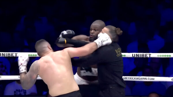 Scheidsrechter krijgt 8 tellen in Rotterdam tijdens Glory's Collision 5-wedstrijd