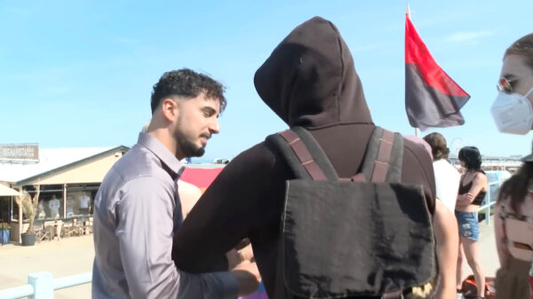 Demonstranten van Antifa verpesten het FVD-feestje op het strand van Scheveningen