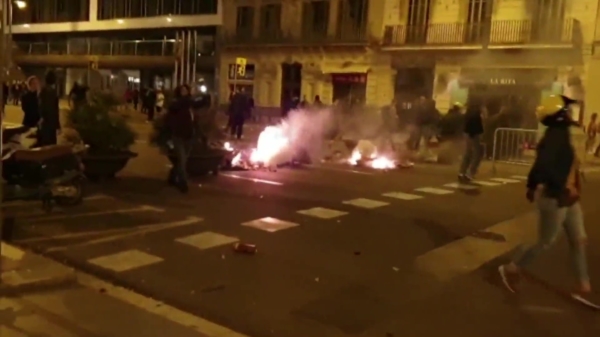 Totale chaos tijdens burgerprotesten in Barcelona na celstraffen voor politici