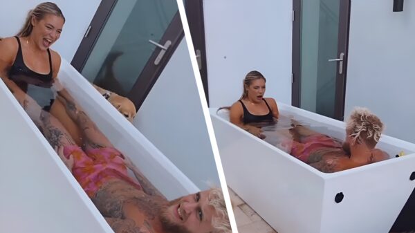 Jutta en Jake door mama Paul betrapt terwijl ze samen in bad zitten