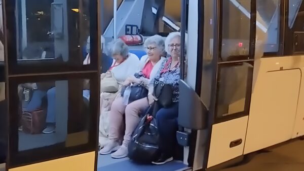 Oma's worden door elkaar geschud dankzij feestende voetbalfans