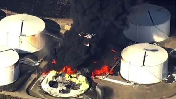 Blushelikopter doet ook een dappere poging tot het blussen van deze enorme brand