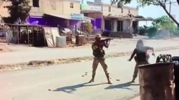 Turkse soldaat heeft dankzij Nederlands Journaal bizarre werpskills in huis