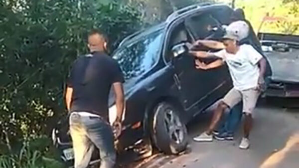 Met zoveel helpende handjes hoef je niet bang te zijn dat je auto ter pletter valt!