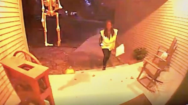 Pakkethufter maakt keurige foto van zijn werk en steekt het vervolgens in eigen zak