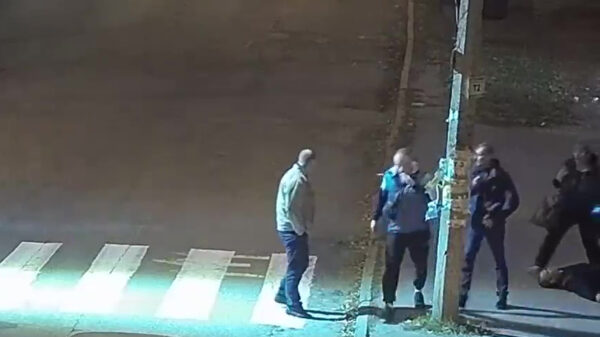 4 kleerkasten in een Lada versus één mafkees op het zebrapad